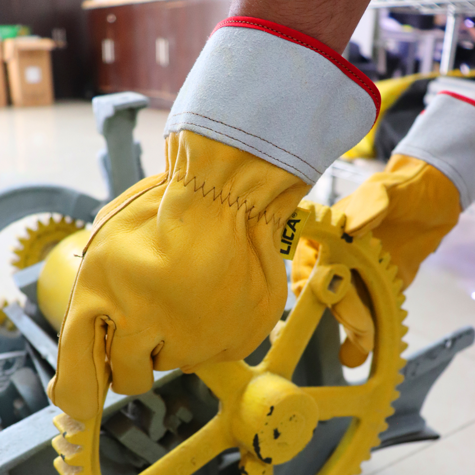 Leather glove for electrician with fist bait and spring for adjustment. - Image 5