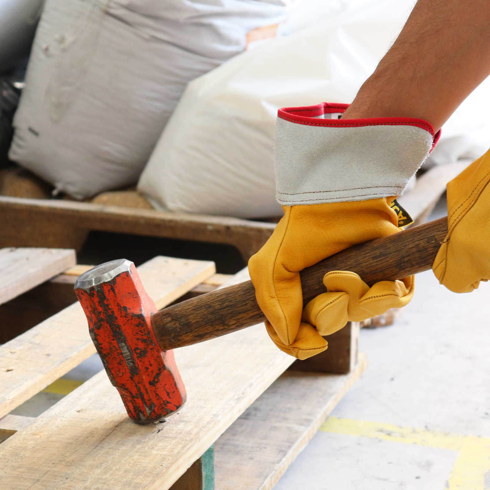 Leather glove for electrician with fist bait and spring for adjustment. - Image 6